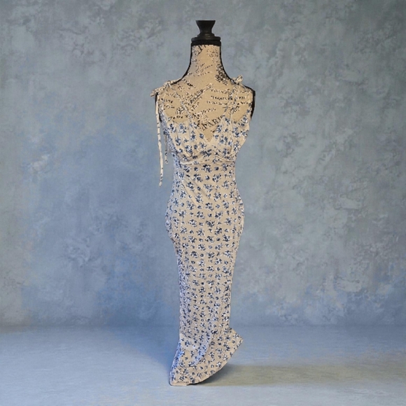 Elegant Blue Floral Maxi Dress - Picture 3 of 6